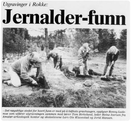 Utgravning av en skadd gravhaug i Rokke, Halden i Juli 1990. Vi ser her, kontorets mannskaper i arbeid. Kilde: Halden Arbeiderblad.