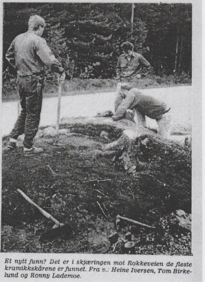 Utgravning av en skadd gravhaug i Rokke, Halden i Juli 1990. Vi ser her, kontorets mannskaper i arbeid. Kilde: Halden Arbeiderblad.