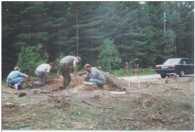 Nødutgravning av skadd gravhaug i Rokke, juli. 1990. Vi ser fra venstre, Lars Ole Klavestad, Ronny Lademoe, Heine Iversen og Tom Birkelund.