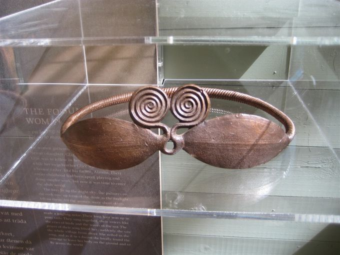 Halsring av bronse fra yngre bronsealder periode V. (Ca. 900 - 600 f. Kr). Vitlycke museum.   Foto. Heine Iversen. (C)