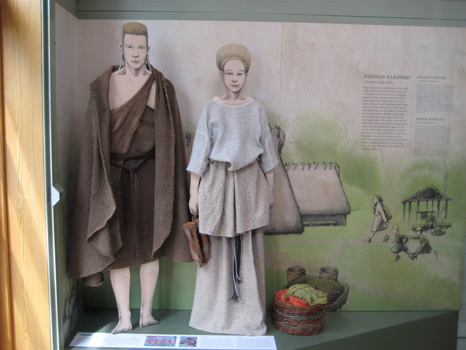 Mann og kvinne kledd i bronsealderens klesdrakt. Vitlycke museum. Foto. Heine Iversen. (C)