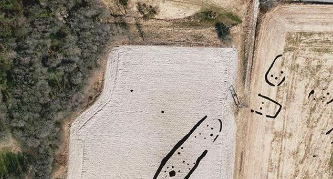 Nye georadarundersøkelser har avdekt langhus Et av de fem langhusene som er funnet nær Gjellestadskipet er 60 meter, noe som gjør det til et av Nordens største. Foto: Arild L. Teigen, Viken fylkeskommune/ Lars Gustavsen, NIKU